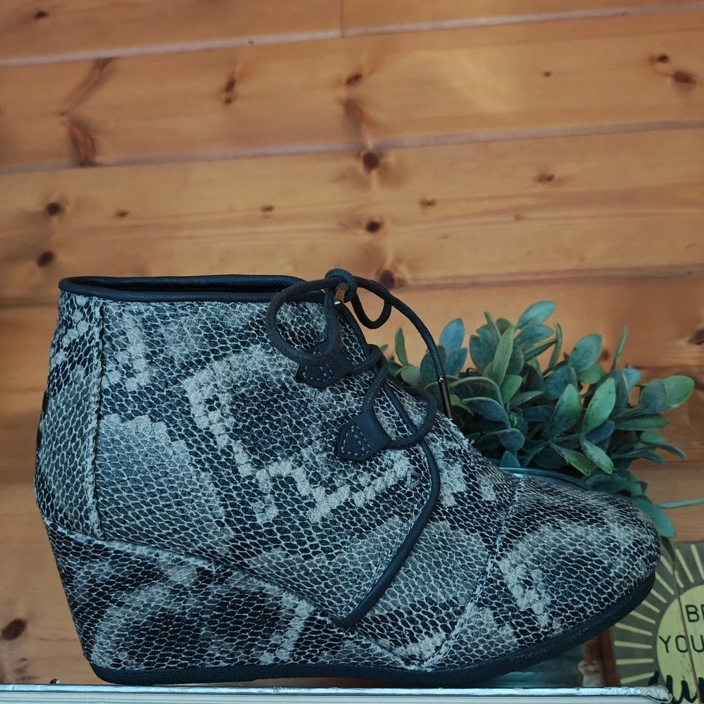 Toms Kala‎ Grey Vegan Leather Snake Wedge Heel Shoes Ankle Booties 10014883 Sz 9